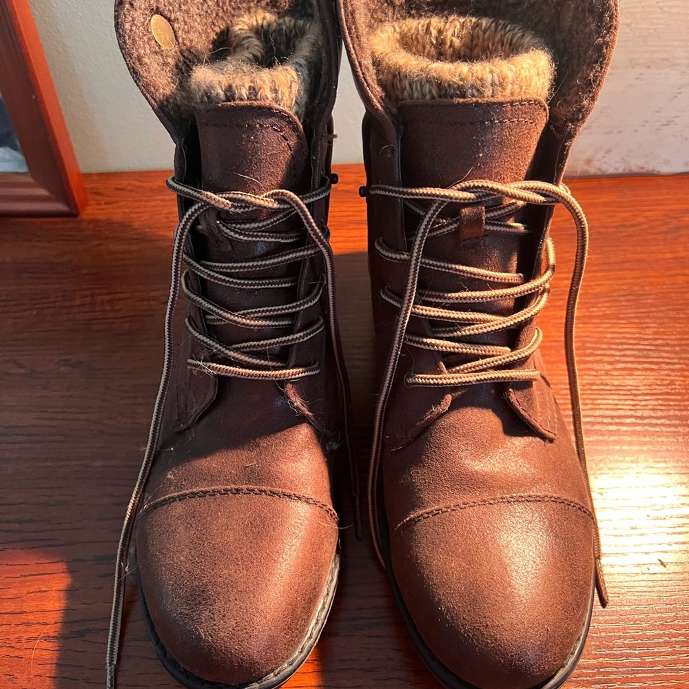 Woman’s Brown Lace-Up Winter Boots